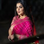 Shamna Kasim Instagram - Keep calm and stay happy 🩷 Saree: @chelaclothing Jewelry: @becoz_its_silver Pics: @v_capturesphotography Hairstylist: @hairartistpoojagupta Personal staff: @pranay_kohli @etvtelugu2708 @etvwin #dheepremierleague #lovemyjob 🧿