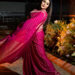 Shamna Kasim Instagram - Keep calm and stay happy 🩷 Saree: @chelaclothing Jewelry: @becoz_its_silver Pics: @v_capturesphotography Hairstylist: @hairartistpoojagupta Personal staff: @pranay_kohli @etvtelugu2708 @etvwin #dheepremierleague #lovemyjob 🧿