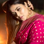 Shamna Kasim Instagram - Keep calm and stay happy 🩷 Saree: @chelaclothing Jewelry: @becoz_its_silver Pics: @v_capturesphotography Hairstylist: @hairartistpoojagupta Personal staff: @pranay_kohli @etvtelugu2708 @etvwin #dheepremierleague #lovemyjob 🧿
