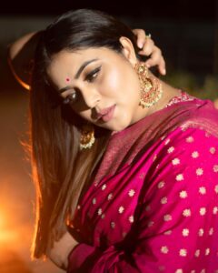Shamna Kasim Instagram - Keep calm and stay happy 🩷 Saree: @chelaclothing Jewelry: @becoz_its_silver Pics: @v_capturesphotography Hairstylist: @hairartistpoojagupta Personal staff: @pranay_kohli @etvtelugu2708 @etvwin #dheepremierleague #lovemyjob 🧿
