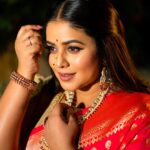 Shamna Kasim Instagram - Find a reason to smile every day… Saree: @ananyacollections_for_you Blouse: @vasudevan.arun Jewelry: @kushalsfashionjewellery Pics: @v_capturesphotography Hairstylist: @hairartistpoojagupta Personal staff: @pranay_kohli @etvtelugu2708 @etvwin #dheepremierleague #lovemyjob 🧿