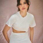 Shanaya Kapoor Instagram - tell me a song that fits this mood 😁