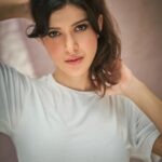 Shanaya Kapoor Instagram - tell me a song that fits this mood 😁