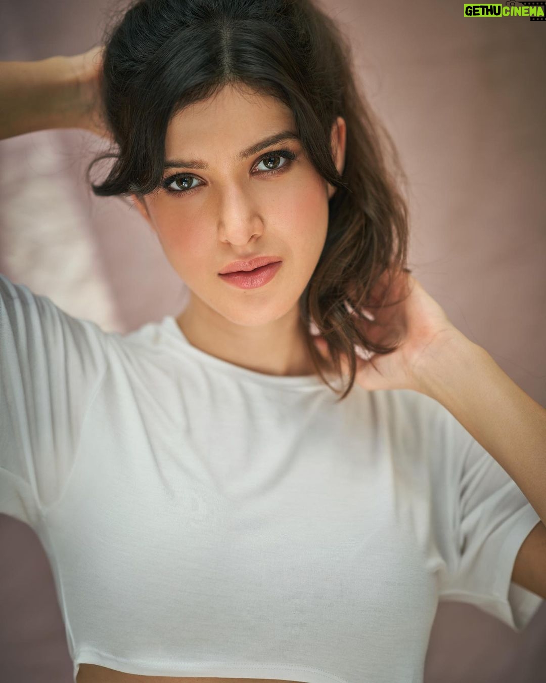 Shanaya Kapoor Instagram - tell me a song that fits this mood 😁
