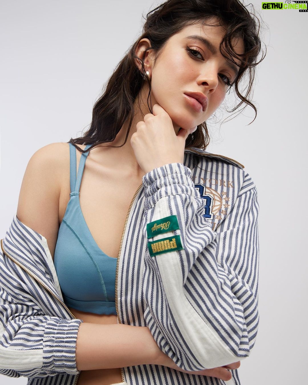 Shanaya Kapoor Instagram - Head to toe @pumaindia Deputy Editor: Simi Kuriakose (@si.mi.later) Photographer: Sasha Jairam (@sashajairam) Stylist: Chandini Whabi (@chandiniw) Interview: Simi Kuriakose (@si.mi.later) Editorial Coordinator: Shalini Kanojia (@shalinikanojia) Hair: Mike Desir (@mikedesir) Make-Up: Riddhima Sharma (@makeupbyriddhima) Make-Up Assistant: Rheya Sanghai (@rheyasanghai2410) Fashion Assistant: Stacey Cardoz (@stacey.cardoz) Artist Reputation Management: Hype PR (@hypenq_pr)