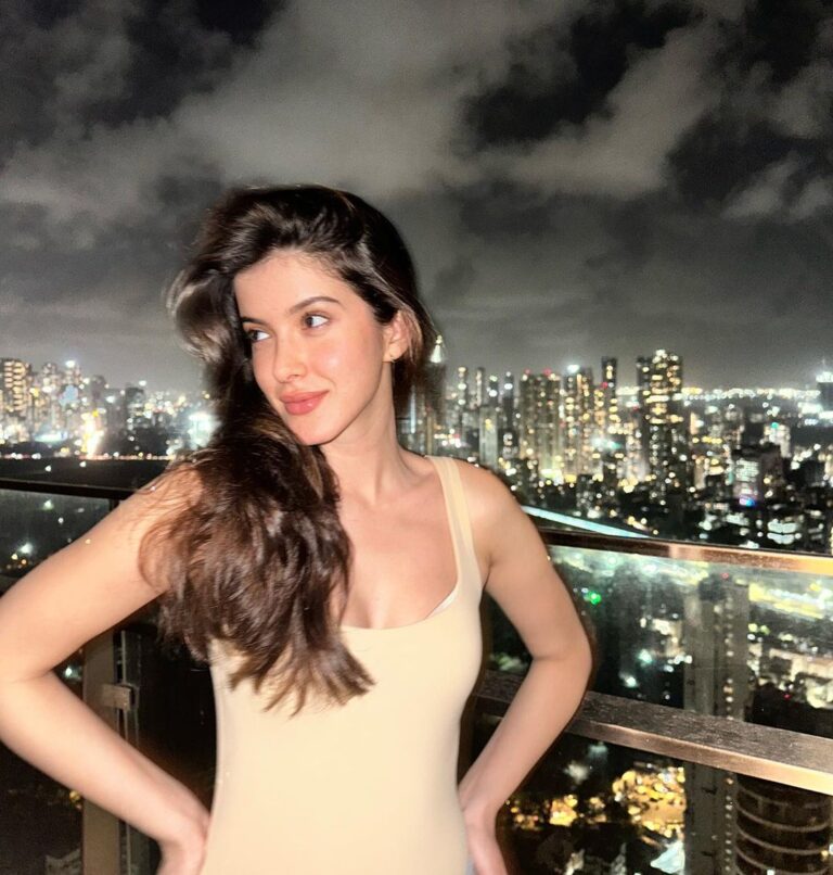 Shanaya Kapoor Instagram - look at the stars ✨ look how they shine ✨ for you ✨
