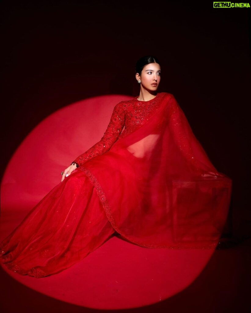 Shanaya Kapoor Instagram - @manishmalhotraworld @manishmalhotrajewellery @chandniprakash @sashajairam @akshatahonawar ❤️🌙 (makeup by meeee😋😁)