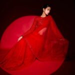 Shanaya Kapoor Instagram - @manishmalhotraworld @manishmalhotrajewellery @chandniprakash @sashajairam @akshatahonawar ❤️🌙 (makeup by meeee😋😁)