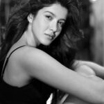 Shanaya Kapoor Instagram - Shot on iPhone 🤪 with the best @avigowariker 🖤 #PostPackUpShot 🖤