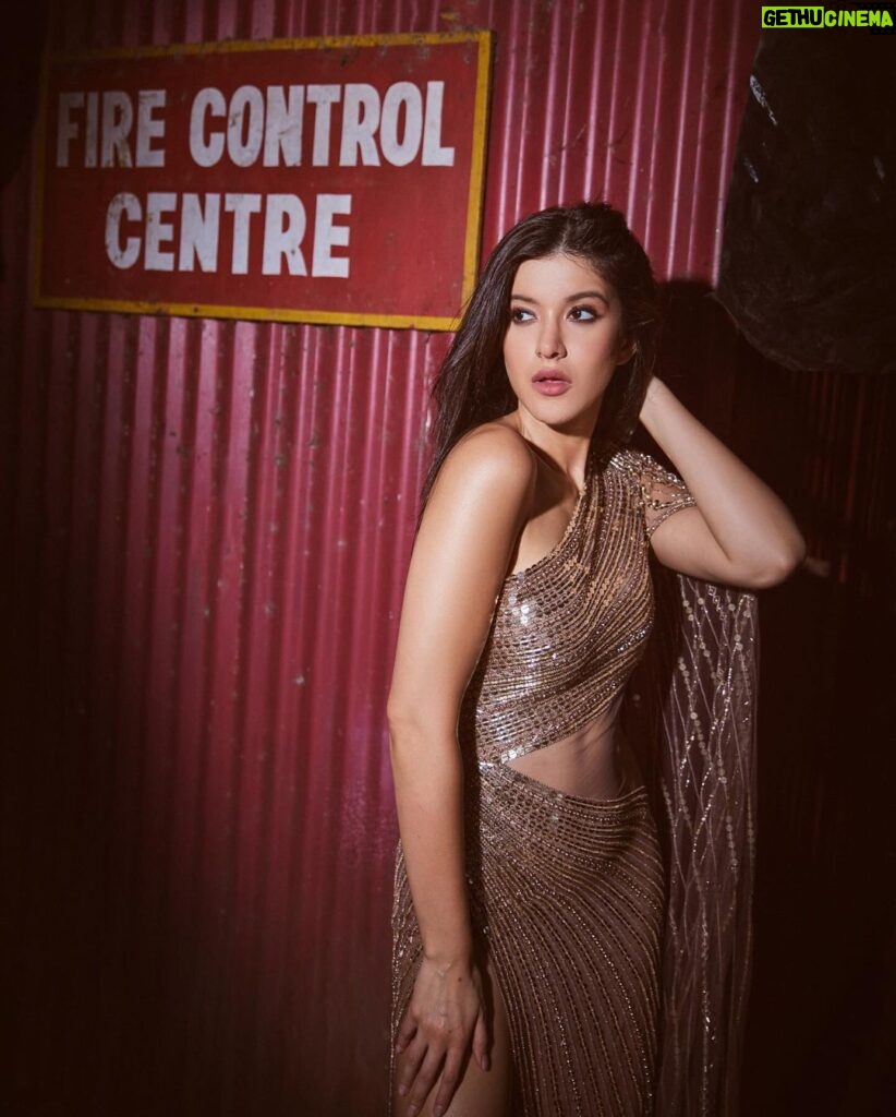 Shanaya Kapoor Instagram - dancing with the flames of desire🌞