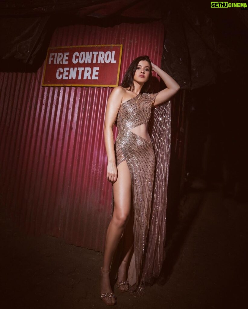 Shanaya Kapoor Instagram - dancing with the flames of desire🌞