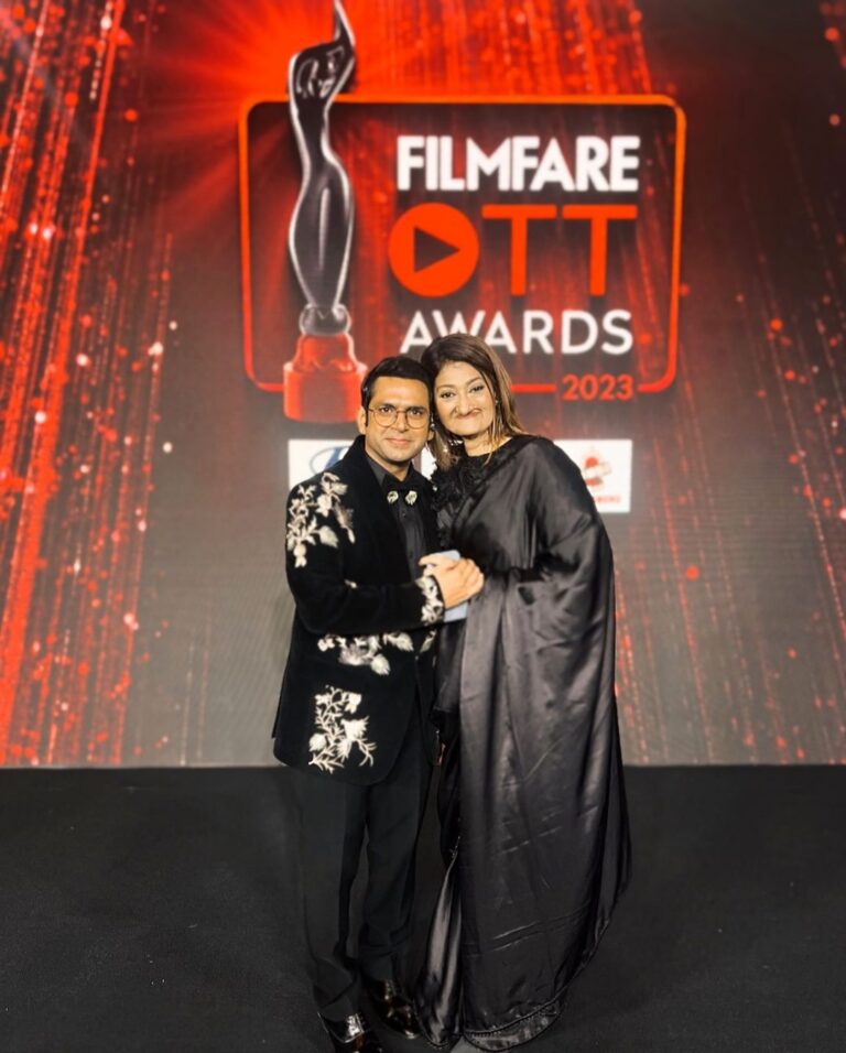 Sharib Hashmi Instagram - Peechhe Black Lady ❤️ Aage Lady in Black ❤️ @nasreenhashme 😘❤️😘 @filmfare ❤️ #FilmfareOTTAwards