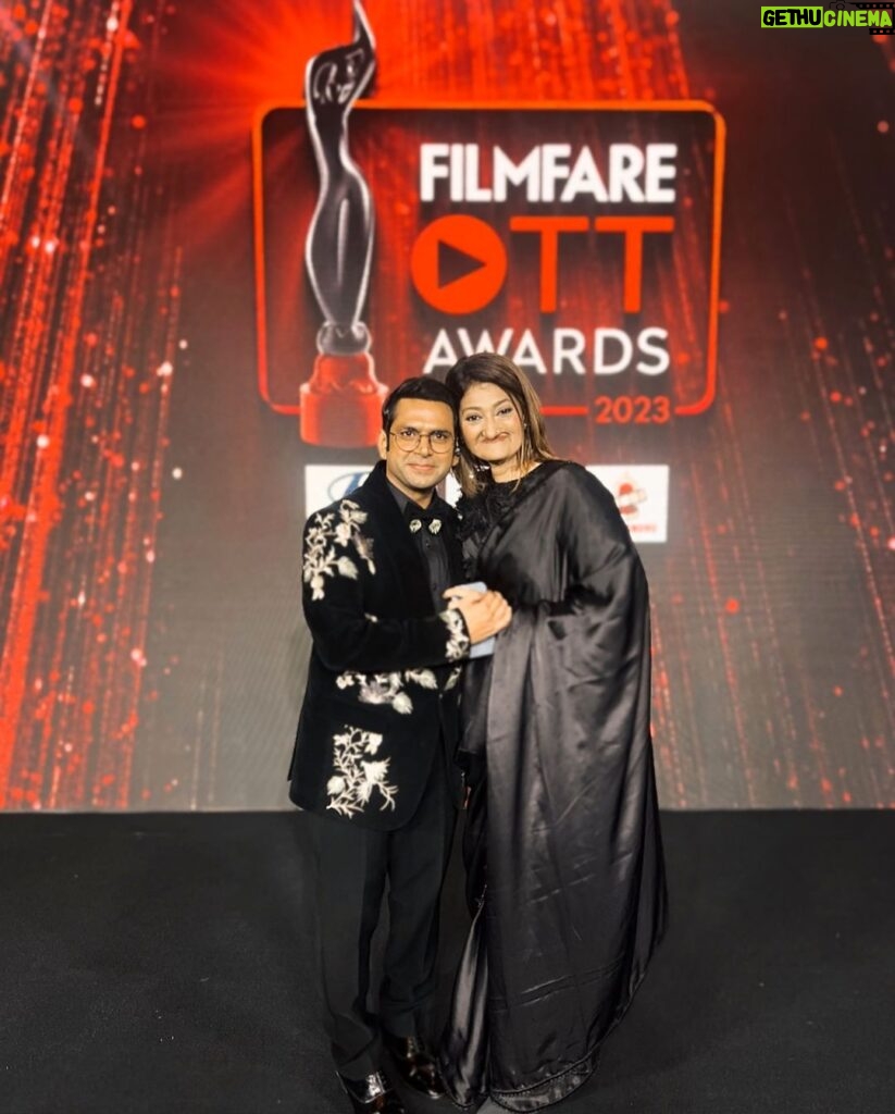 Sharib Hashmi Instagram - Peechhe Black Lady ❤ Aage Lady in Black ❤ @nasreenhashme 😘❤😘 @filmfare ❤ #FilmfareOTTAwards