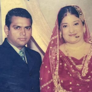 Sharib Hashmi Instagram - Main tumse kaha tha “I want to grow old with you” par main toh tumhare saath jawaan hota ja raha hoon ❤️😘 

Lo aaj main phir se kehta hoon … “I LOVE YOU” ❤️

#HappyAnniversary @nasreenhashme ❤️❤️❤️ 

Pic 1 : 27th Dec 2003

Pic 10 : 27th Dec 2023
