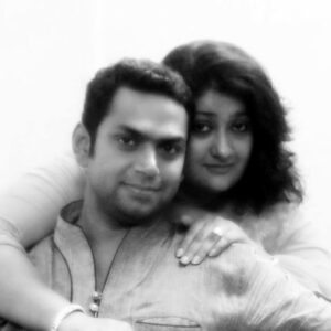 Sharib Hashmi Instagram - Main tumse kaha tha “I want to grow old with you” par main toh tumhare saath jawaan hota ja raha hoon ❤️😘 

Lo aaj main phir se kehta hoon … “I LOVE YOU” ❤️

#HappyAnniversary @nasreenhashme ❤️❤️❤️ 

Pic 1 : 27th Dec 2003

Pic 10 : 27th Dec 2023