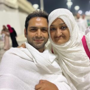 Sharib Hashmi Instagram - Main tumse kaha tha “I want to grow old with you” par main toh tumhare saath jawaan hota ja raha hoon ❤️😘 

Lo aaj main phir se kehta hoon … “I LOVE YOU” ❤️

#HappyAnniversary @nasreenhashme ❤️❤️❤️ 

Pic 1 : 27th Dec 2003

Pic 10 : 27th Dec 2023