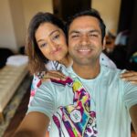 Sharib Hashmi Instagram - Main tumse kaha tha “I want to grow old with you” par main toh tumhare saath jawaan hota ja raha hoon ❤️😘 Lo aaj main phir se kehta hoon … “I LOVE YOU” ❤️ #HappyAnniversary @nasreenhashme ❤️❤️❤️ Pic 1 : 27th Dec 2003 Pic 10 : 27th Dec 2023