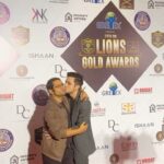 Sharib Hashmi Instagram – It was such a special night ❤️❤️❤️ 

Doston ke saath awards milna … phir apni jeet ko  chummeshwar @amolparashar 😘 ke ghar celebrate karna ❤️ dil ki baatein share karna ❤️ aur kya chahiye doston ❤️ @hindujasunny ( tere reel ka thoda hissa liya maine 😘❤️) ❤️ @priyanshupainyuli ❤️ @avinashtiwary15 ❤️ @ashishsverma ❤️ 

A biggg thankoooo to #LionsGoldAwards for honouring me with Best Supporting Actor award for #Tarla ❤️🙏 yeh film mere dil ke hamesha behad kareeb rahegi ❤️❤️❤️ 

Shukriyaaaaaa @pglens ❤️ @iamhumaq ❤️ @earthskynotes ❤️ @rsvpmovies ❤️ @ashwinyiyertiwari ❤️ @niteshtiwari22 sir ❤️ @castingchhabra bhaii ❤️