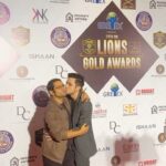 Sharib Hashmi Instagram - It was such a special night ❤️❤️❤️ Doston ke saath awards milna … phir apni jeet ko chummeshwar @amolparashar 😘 ke ghar celebrate karna ❤️ dil ki baatein share karna ❤️ aur kya chahiye doston ❤️ @hindujasunny ( tere reel ka thoda hissa liya maine 😘❤️) ❤️ @priyanshupainyuli ❤️ @avinashtiwary15 ❤️ @ashishsverma ❤️ A biggg thankoooo to #LionsGoldAwards for honouring me with Best Supporting Actor award for #Tarla ❤️🙏 yeh film mere dil ke hamesha behad kareeb rahegi ❤️❤️❤️ Shukriyaaaaaa @pglens ❤️ @iamhumaq ❤️ @earthskynotes ❤️ @rsvpmovies ❤️ @ashwinyiyertiwari ❤️ @niteshtiwari22 sir ❤️ @castingchhabra bhaii ❤️