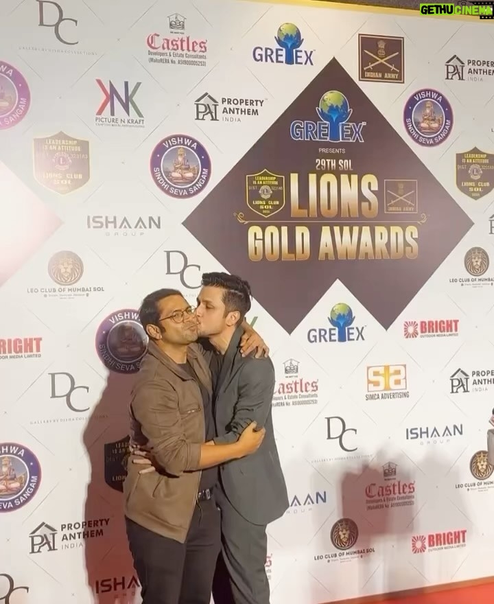 Sharib Hashmi Instagram - It was such a special night ❤️❤️❤️ Doston ke saath awards milna … phir apni jeet ko chummeshwar @amolparashar 😘 ke ghar celebrate karna ❤️ dil ki baatein share karna ❤️ aur kya chahiye doston ❤️ @hindujasunny ( tere reel ka thoda hissa liya maine 😘❤️) ❤️ @priyanshupainyuli ❤️ @avinashtiwary15 ❤️ @ashishsverma ❤️ A biggg thankoooo to #LionsGoldAwards for honouring me with Best Supporting Actor award for #Tarla ❤️🙏 yeh film mere dil ke hamesha behad kareeb rahegi ❤️❤️❤️ Shukriyaaaaaa @pglens ❤️ @iamhumaq ❤️ @earthskynotes ❤️ @rsvpmovies ❤️ @ashwinyiyertiwari ❤️ @niteshtiwari22 sir ❤️ @castingchhabra bhaii ❤️