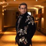 Sharib Hashmi Instagram - Aapko humari kasam muskuraiye ❤️☺️ 👓 Chashm-E-Buddoor 👓 #FilmfareOTTAwards Styled by : @itsbhavyapatel In custom fit by : @rachitkhannaofficial @rac.khanna Shot by : @dreamdraftfilms Hair and Make-up by : @irohitsmahadik HMU Assitant : @pk_hairstylist9 Management : @suchijaggi @itsbhavyapatel_ Spot : @samar_sayyed_72