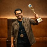 Sharib Hashmi Instagram - It was such a special night ❤️❤️❤️ Doston ke saath awards milna … phir apni jeet ko chummeshwar @amolparashar 😘 ke ghar celebrate karna ❤️ dil ki baatein share karna ❤️ aur kya chahiye doston ❤️ @hindujasunny ( tere reel ka thoda hissa liya maine 😘❤️) ❤️ @priyanshupainyuli ❤️ @avinashtiwary15 ❤️ @ashishsverma ❤️ A biggg thankoooo to #LionsGoldAwards for honouring me with Best Supporting Actor award for #Tarla ❤️🙏 yeh film mere dil ke hamesha behad kareeb rahegi ❤️❤️❤️ Shukriyaaaaaa @pglens ❤️ @iamhumaq ❤️ @earthskynotes ❤️ @rsvpmovies ❤️ @ashwinyiyertiwari ❤️ @niteshtiwari22 sir ❤️ @castingchhabra bhaii ❤️