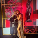 Sharib Hashmi Instagram - Long Caption Alert : - ( iska matlab hai please padhna zarooor ) Main college mein tha jab mere dost Renji ko #Filmfare ke do passes mile!!! Par ek problem thi .. passes do aur aadmi teen … phir toss udaya gaya aur main toss haar gaya .. tab bahut roya tha ☺️🥺 aaj mere paas teen Filmfare Nomination hain, Ek Filmfare Award hai aur ab maine #FilmfareOTTAwards ka host bhi … Maa bhi hoti toh yeh sab dekhke behadddd khush hoti ❤️ Apna hosting debut itne prestigious #FilmfareOTTAwards ke saath karunga yeh toh sapne mein bhi nahin socha tha ❤️ Oopar wala wo khwab poore kar raha hai jo maine dekhe bhi nahin ❤️🤲🏻🙏 And I couldn’t have asked for a better Co-host than my gorgeouss pyaaari dosstt @kubbrasait ❤️❤️❤️ I still remember meeting you in Dubai at #AMG office aur phir #FilmfareAwards pe mera pehla #RedCarpet interview bhi tumne liya ❤️❤️ aur ab humne saath mein #FilmfareOTTAwards host kar liya ❤️ lovvve you Kubbbu ❤️ A big heartfelt thankooooo sarkaaarr @jiteshpillaai sarrr for giving me this opportunity and for always being so encouraging and supportive @anewradha aapse milke hamesha dil khush ho jaata hai rooh baagh baagh ho jaati hai @vvidyut lovvve you hai mere paajii ❤️you know this really means a lot to me ❤️❤️🤗🤗 #Shraddha thankooo soo much @filmfare ❤️ @toonfactory paaaji thankoooo for writing some amazing punches for me ❤️❤️🤗🤗 main yeh nahin kahunga ke saare Achche waale mere hi thhe 😜😜 Love you hai paaajiiii ❤️ Thankoooo soo much @shriya.pilgaonkar for complimenting me on stage and then sharing that on your insta ❤️ that was really sweeeet of you ❤️ aur shukriyaaaa @rasikadugal for always cheering for me ❤️❤️ And to all my friends in the audience who cheered for me, laughed at my bad jokes ❤️ aaap sabko dherrrr saaaraaa pyaarrr ❤️❤️❤️ My team @suchijaggi tum bahut mehnat kiya dosta and @itsbhavyapatel_ itta Masst styling karne ke liye ❤️❤️@irohitsmahadik ❤️for making me look like a wow @pk_hairstylist9 tum bhi bhaii ❤️ aur @samar_sayyed_72 ❤️ mere gale ko garam paani pila pilake sukoon dilaane ke liye ❤️ Sachmuch kaaafi lamba tha …. Caption 😛 Aur jisne yeh poora padha usko 😘😘😘😘❤️❤️❤️❤️