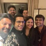 Sharib Hashmi Instagram - Long Caption Alert : - ( iska matlab hai please padhna zarooor ) Main college mein tha jab mere dost Renji ko #Filmfare ke do passes mile!!! Par ek problem thi .. passes do aur aadmi teen … phir toss udaya gaya aur main toss haar gaya .. tab bahut roya tha ☺️🥺 aaj mere paas teen Filmfare Nomination hain, Ek Filmfare Award hai aur ab maine #FilmfareOTTAwards ka host bhi … Maa bhi hoti toh yeh sab dekhke behadddd khush hoti ❤️ Apna hosting debut itne prestigious #FilmfareOTTAwards ke saath karunga yeh toh sapne mein bhi nahin socha tha ❤️ Oopar wala wo khwab poore kar raha hai jo maine dekhe bhi nahin ❤️🤲🏻🙏 And I couldn’t have asked for a better Co-host than my gorgeouss pyaaari dosstt @kubbrasait ❤️❤️❤️ I still remember meeting you in Dubai at #AMG office aur phir #FilmfareAwards pe mera pehla #RedCarpet interview bhi tumne liya ❤️❤️ aur ab humne saath mein #FilmfareOTTAwards host kar liya ❤️ lovvve you Kubbbu ❤️ A big heartfelt thankooooo sarkaaarr @jiteshpillaai sarrr for giving me this opportunity and for always being so encouraging and supportive @anewradha aapse milke hamesha dil khush ho jaata hai rooh baagh baagh ho jaati hai @vvidyut lovvve you hai mere paajii ❤️you know this really means a lot to me ❤️❤️🤗🤗 #Shraddha thankooo soo much @filmfare ❤️ @toonfactory paaaji thankoooo for writing some amazing punches for me ❤️❤️🤗🤗 main yeh nahin kahunga ke saare Achche waale mere hi thhe 😜😜 Love you hai paaajiiii ❤️ Thankoooo soo much @shriya.pilgaonkar for complimenting me on stage and then sharing that on your insta ❤️ that was really sweeeet of you ❤️ aur shukriyaaaa @rasikadugal for always cheering for me ❤️❤️ And to all my friends in the audience who cheered for me, laughed at my bad jokes ❤️ aaap sabko dherrrr saaaraaa pyaarrr ❤️❤️❤️ My team @suchijaggi tum bahut mehnat kiya dosta and @itsbhavyapatel_ itta Masst styling karne ke liye ❤️❤️@irohitsmahadik ❤️for making me look like a wow @pk_hairstylist9 tum bhi bhaii ❤️ aur @samar_sayyed_72 ❤️ mere gale ko garam paani pila pilake sukoon dilaane ke liye ❤️ Sachmuch kaaafi lamba tha …. Caption 😛 Aur jisne yeh poora padha usko 😘😘😘😘❤️❤️❤️❤️