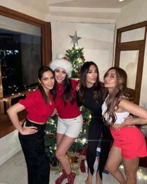 Shazahn Padamsee Instagram - Merry Christmas from Santa’s little elves 🎅🏼🎄