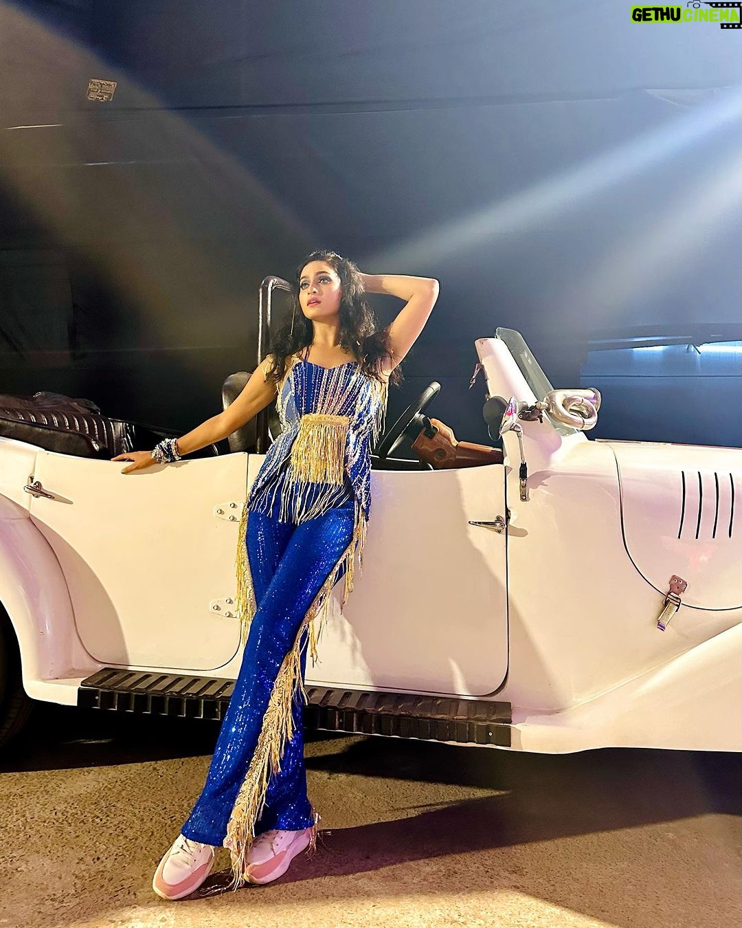 Sheetal Patra Instagram - Just looking like a WOW!!🌟💙 Did you all watch my *Wow* performance in #zeesarthakawards ?! Wearing this sizzling outfit by my starrrr designer @mahendrabaral_official 🫶 Mua: @chinu_makeup Hair: @madhusmita.pradhan_09