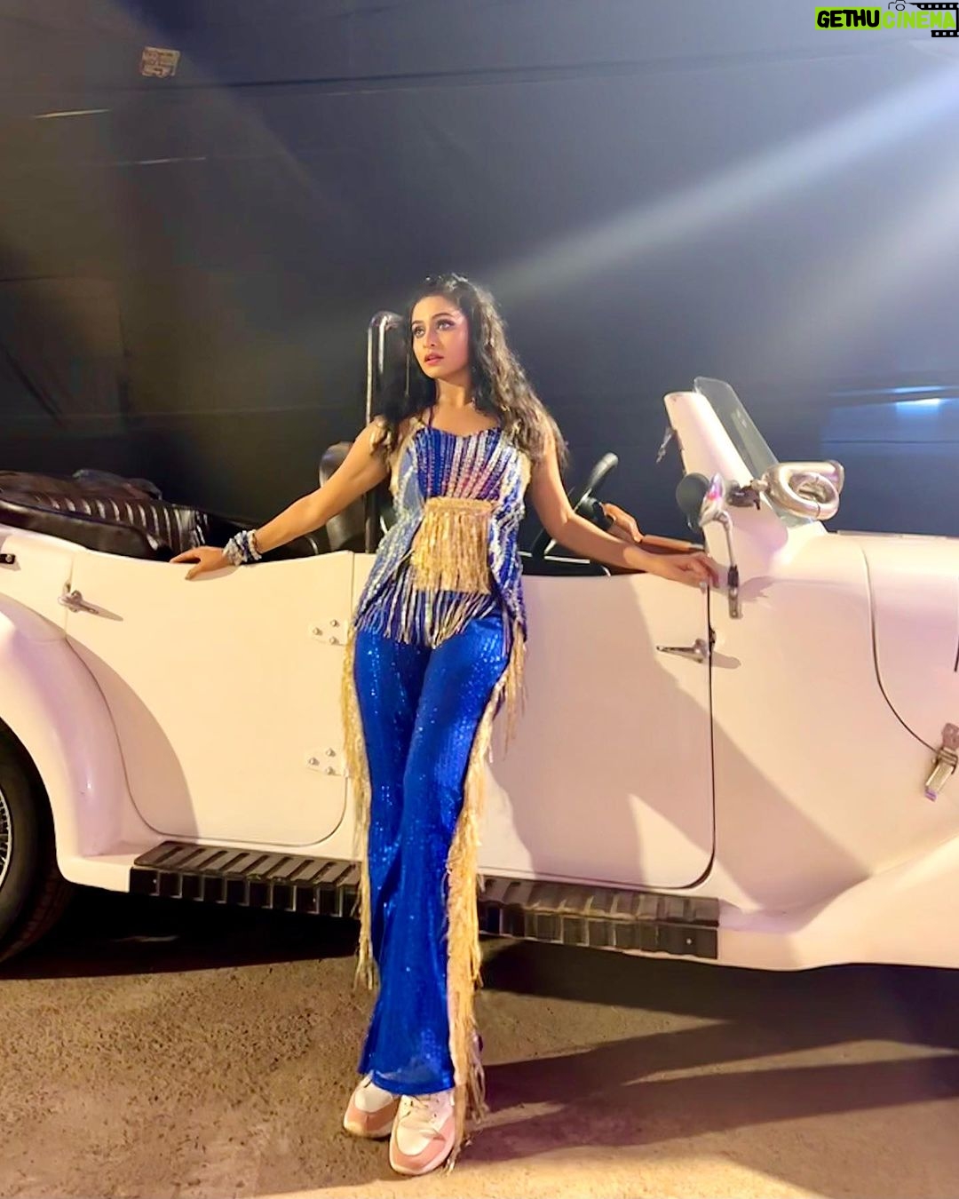 Sheetal Patra Instagram - Just looking like a WOW!!🌟💙 Did you all watch my *Wow* performance in #zeesarthakawards ?! Wearing this sizzling outfit by my starrrr designer @mahendrabaral_official 🫶 Mua: @chinu_makeup Hair: @madhusmita.pradhan_09