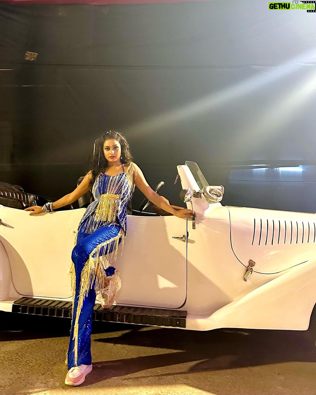 Sheetal Patra Instagram - Just looking like a WOW!!🌟💙 Did you all watch my *Wow* performance in #zeesarthakawards ?! Wearing this sizzling outfit by my starrrr designer @mahendrabaral_official 🫶 Mua: @chinu_makeup Hair: @madhusmita.pradhan_09