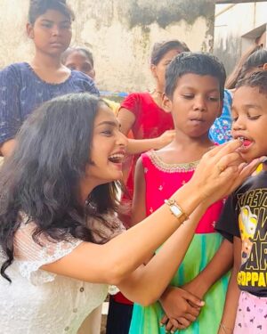 Sheetal Patra Instagram - Moments like this makes my heart smile!♥️
Grateful for the most heartwarming birthday spent with the incredible kids at “Asha Kiran orphanage.
Their little, shy but genuine love-filled gestures touched my soul🥹❤️…Sharing my special day with these cuties was a true blessing😇🙏
May God shower these beloved children with boundless happiness 🫶🌟
 #BirthdayBlessings #SpreadLove #godsfavchildren #littlehappiness