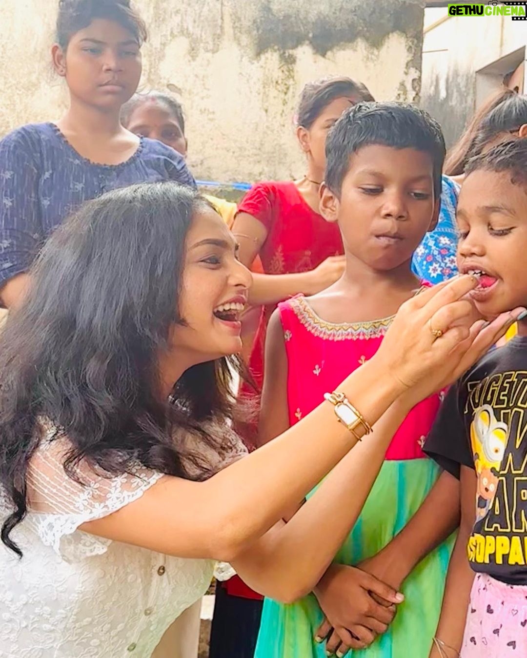 Sheetal Patra - 39.7K Likes - Moments like this makes my heart smile!♥️
Grateful for the most heartwarming birthday spent with the incredible kids at “Asha Kiran orphanage.
Their little, shy but genuine love-filled gestures touched my soul🥹❤️…Sharing my special day with these cuties was a true blessing😇🙏
May God shower these beloved children with boundless happiness 🫶🌟
#BirthdayBlessings #SpreadLove #godsfavchildren #littlehappiness