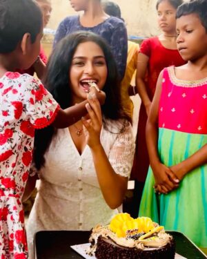 Sheetal Patra Instagram - Moments like this makes my heart smile!♥️
Grateful for the most heartwarming birthday spent with the incredible kids at “Asha Kiran orphanage.
Their little, shy but genuine love-filled gestures touched my soul🥹❤️…Sharing my special day with these cuties was a true blessing😇🙏
May God shower these beloved children with boundless happiness 🫶🌟
 #BirthdayBlessings #SpreadLove #godsfavchildren #littlehappiness