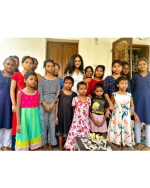 Sheetal Patra Instagram - Moments like this makes my heart smile!♥️
Grateful for the most heartwarming birthday spent with the incredible kids at “Asha Kiran orphanage.
Their little, shy but genuine love-filled gestures touched my soul🥹❤️…Sharing my special day with these cuties was a true blessing😇🙏
May God shower these beloved children with boundless happiness 🫶🌟
 #BirthdayBlessings #SpreadLove #godsfavchildren #littlehappiness