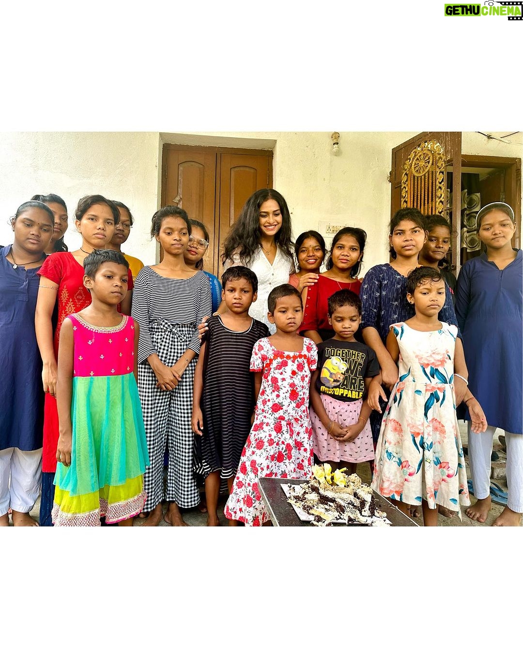 Sheetal Patra - 39.7K Likes - Moments like this makes my heart smile!♥️
Grateful for the most heartwarming birthday spent with the incredible kids at “Asha Kiran orphanage.
Their little, shy but genuine love-filled gestures touched my soul🥹❤️…Sharing my special day with these cuties was a true blessing😇🙏
May God shower these beloved children with boundless happiness 🫶🌟
#BirthdayBlessings #SpreadLove #godsfavchildren #littlehappiness