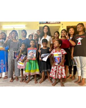 Sheetal Patra Instagram - Moments like this makes my heart smile!♥️
Grateful for the most heartwarming birthday spent with the incredible kids at “Asha Kiran orphanage.
Their little, shy but genuine love-filled gestures touched my soul🥹❤️…Sharing my special day with these cuties was a true blessing😇🙏
May God shower these beloved children with boundless happiness 🫶🌟
 #BirthdayBlessings #SpreadLove #godsfavchildren #littlehappiness