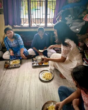 Sheetal Patra Instagram - Moments like this makes my heart smile!♥️
Grateful for the most heartwarming birthday spent with the incredible kids at “Asha Kiran orphanage.
Their little, shy but genuine love-filled gestures touched my soul🥹❤️…Sharing my special day with these cuties was a true blessing😇🙏
May God shower these beloved children with boundless happiness 🫶🌟
 #BirthdayBlessings #SpreadLove #godsfavchildren #littlehappiness