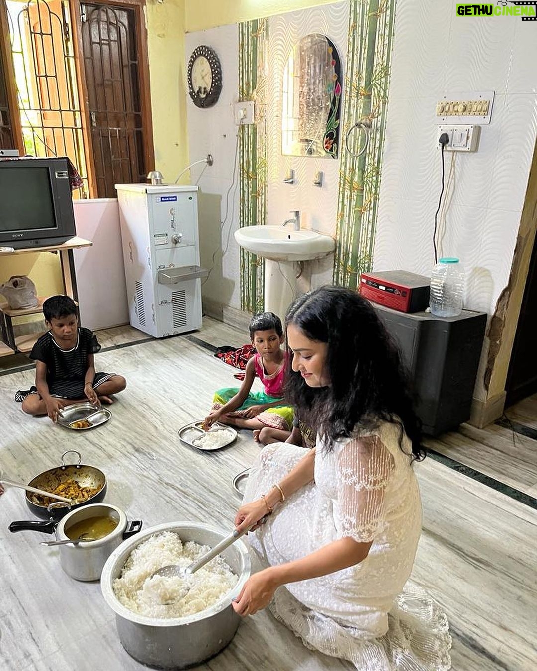 Sheetal Patra - 39.7K Likes - Moments like this makes my heart smile!♥️
Grateful for the most heartwarming birthday spent with the incredible kids at “Asha Kiran orphanage.
Their little, shy but genuine love-filled gestures touched my soul🥹❤️…Sharing my special day with these cuties was a true blessing😇🙏
May God shower these beloved children with boundless happiness 🫶🌟
#BirthdayBlessings #SpreadLove #godsfavchildren #littlehappiness