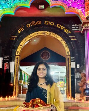 Sheetal Patra Instagram - ଶୁଭ ଦୀପାବଳୀ 🪔✨
ଦୀପାବଳୀ ରେ ମା’ଙ୍କ ଦର୍ଶନ ଓ ମା’ଙ୍କ ପାଖରେ ଦୀପ ଜାଳିବାର ସୌଭାଗ୍ୟ ❤️🙏
ମା ତାରିଣୀ ସବୁ ଅନ୍ଧାରକୁ ଦୂର କରି ସମସ୍ତଙ୍କ ଜୀବନ ଆଲୋକମୟ କରନ୍ତୁ 🌟

Thank you Maa for the blessing of having my Mama beside me being my light through every darkness in life🕯️ 
Love you @geetanjali._.patra 🫂❤️

#blessed #blissfuldarshan #maa #ghatagaontarini #illuminate #enlighten #lives #joy #positivity #diwali