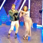 Sheetal Patra Instagram - Some random grooving on the sets of #tikedancetikeacting with the b’day boy @deepakactor 🥳🎂 Wishing you all “Chand & tara” and every happiness in the world!🌸🌈💫