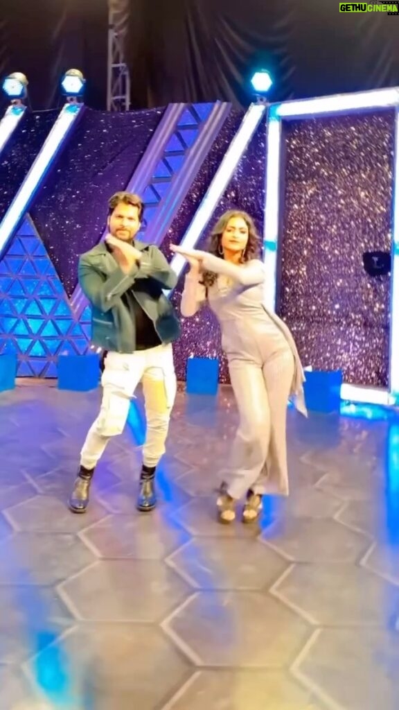 Sheetal Patra Instagram - Some random grooving on the sets of #tikedancetikeacting with the b’day boy @deepakactor 🥳🎂 Wishing you all “Chand & tara” and every happiness in the world!🌸🌈💫
