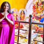 Sheetal Patra Instagram - ମୋ camera ସବୁ ଦର୍ଶକଙ୍କୁ capture କରିନପାରିଲେ ବି ମୋ ମନରେ ମୁ ସମସ୍ତଙ୍କୁ ଓ ସମସ୍ତଙ୍କ ଭଲପାଇବାକୁ capture କରିନେଇଛି!❤️ Thank you Papadahandi for all the love & blessings!🙏 Wrapped in the warmth of the audience & presence of Maa, together made my Dussehra midnight truly special! 🥰🌟🙏 ମା ଦୁର୍ଗା ସମସ୍ତଙ୍କର ମଙ୍ଗଳ କରନ୍ତୁ!🌺🙌 Wearing this lovely outfit by @soulbyindian 💜 #DussehraGratitude #jaimaadurga #blessings