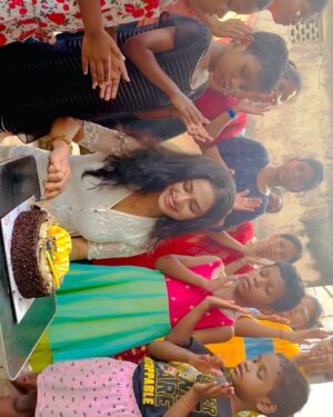 Sheetal Patra Instagram - Moments like this makes my heart smile!♥️
Grateful for the most heartwarming birthday spent with the incredible kids at “Asha Kiran orphanage.
Their little, shy but genuine love-filled gestures touched my soul🥹❤️…Sharing my special day with these cuties was a true blessing😇🙏
May God shower these beloved children with boundless happiness 🫶🌟
 #BirthdayBlessings #SpreadLove #godsfavchildren #littlehappiness