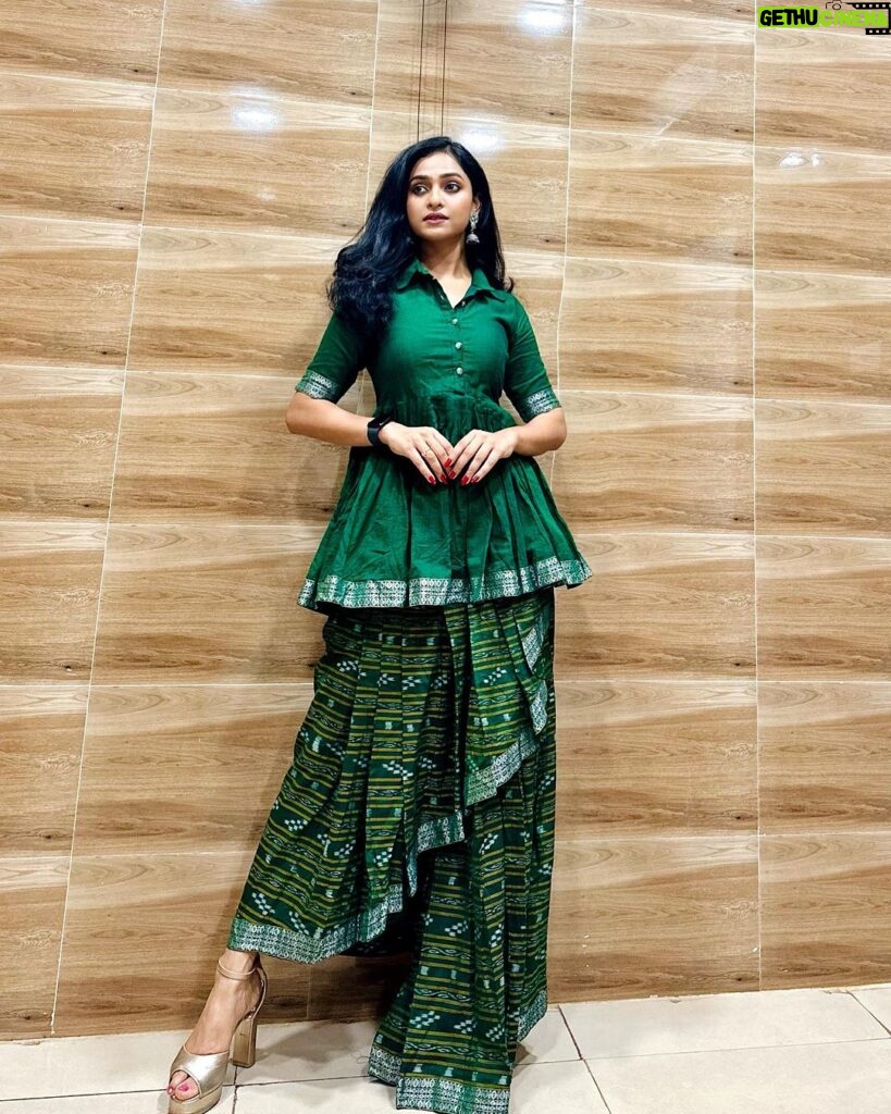 Sheetal Patra Instagram - ପ୍ରଥମାଷ୍ଟମୀ ର ଶୁଭେଚ୍ଛା 🦚🙏🌸 Amara prathamashtami nahin, jyeshta purnima re bada puja huanti but still gote khushi aau!!!😊 Adorned in this absolutely elegant handloom ensemble from @labelprieya by my fav @priya.mohapatra.5872 ❤️