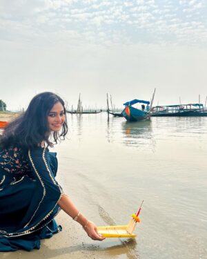 Sheetal Patra Instagram - ଯା ରେ ଭାସି ଭାସି ଯା ବୋଇତ ମୋର ଭସିଯା… ⛵️

କାର୍ତ୍ତିକ ପୂର୍ଣ୍ଣିମା ଓ ବୋଇତ ବନ୍ଦାଣ ଉତ୍ସବର ଅନେକ ଅନେକ ଅଭିନନ୍ଦନ 🙏🌸