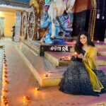 Sheetal Patra Instagram - ଶୁଭ ଦୀପାବଳୀ 🪔✨ ଦୀପାବଳୀ ରେ ମା’ଙ୍କ ଦର୍ଶନ ଓ ମା’ଙ୍କ ପାଖରେ ଦୀପ ଜାଳିବାର ସୌଭାଗ୍ୟ ❤️🙏 ମା ତାରିଣୀ ସବୁ ଅନ୍ଧାରକୁ ଦୂର କରି ସମସ୍ତଙ୍କ ଜୀବନ ଆଲୋକମୟ କରନ୍ତୁ 🌟 Thank you Maa for the blessing of having my Mama beside me being my light through every darkness in life🕯️ Love you @geetanjali._.patra 🫂❤️ #blessed #blissfuldarshan #maa #ghatagaontarini #illuminate #enlighten #lives #joy #positivity #diwali