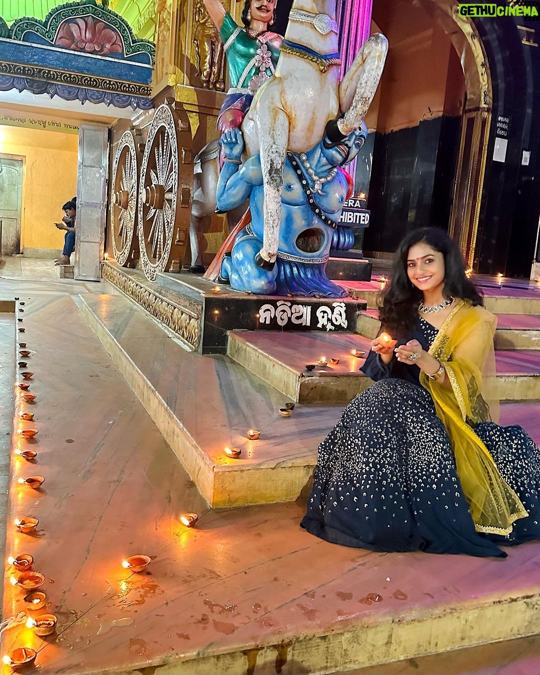 Sheetal Patra - 21.1K Likes - ଶୁଭ ଦୀପାବଳୀ 🪔✨
ଦୀପାବଳୀ ରେ ମା’ଙ୍କ ଦର୍ଶନ ଓ ମା’ଙ୍କ ପାଖରେ ଦୀପ ଜାଳିବାର ସୌଭାଗ୍ୟ ❤️🙏
ମା ତାରିଣୀ ସବୁ ଅନ୍ଧାରକୁ ଦୂର କରି ସମସ୍ତଙ୍କ ଜୀବନ ଆଲୋକମୟ କରନ୍ତୁ 🌟
Thank you Maa for the blessing of having my Mama beside me being my light through every darkness in life🕯️
Love you @geetanjali._.patra 🫂❤️
#blessed #blissfuldarshan #maa #ghatagaontarini #illuminate #enlighten #lives #joy #positivity #diwali