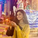 Sheetal Patra Instagram - ଶୁଭ ଦୀପାବଳୀ 🪔✨ ଦୀପାବଳୀ ରେ ମା’ଙ୍କ ଦର୍ଶନ ଓ ମା’ଙ୍କ ପାଖରେ ଦୀପ ଜାଳିବାର ସୌଭାଗ୍ୟ ❤️🙏 ମା ତାରିଣୀ ସବୁ ଅନ୍ଧାରକୁ ଦୂର କରି ସମସ୍ତଙ୍କ ଜୀବନ ଆଲୋକମୟ କରନ୍ତୁ 🌟 Thank you Maa for the blessing of having my Mama beside me being my light through every darkness in life🕯️ Love you @geetanjali._.patra 🫂❤️ #blessed #blissfuldarshan #maa #ghatagaontarini #illuminate #enlighten #lives #joy #positivity #diwali